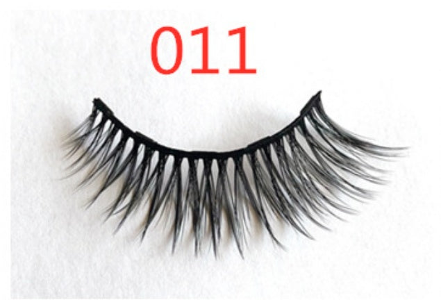 Faux cils avec des aimants à la mode (A Pair Of False Eyelashes With Magnets In Fashion)acc