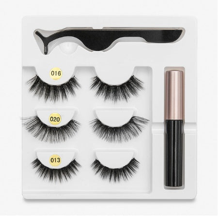 Faux cils avec des aimants à la mode (A Pair Of False Eyelashes With Magnets In Fashion)acc