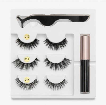 Faux cils avec des aimants à la mode (A Pair Of False Eyelashes With Magnets In Fashion)acc