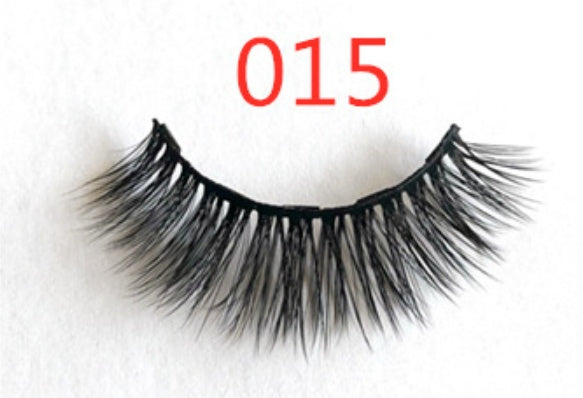 Faux cils avec des aimants à la mode (A Pair Of False Eyelashes With Magnets In Fashion)acc