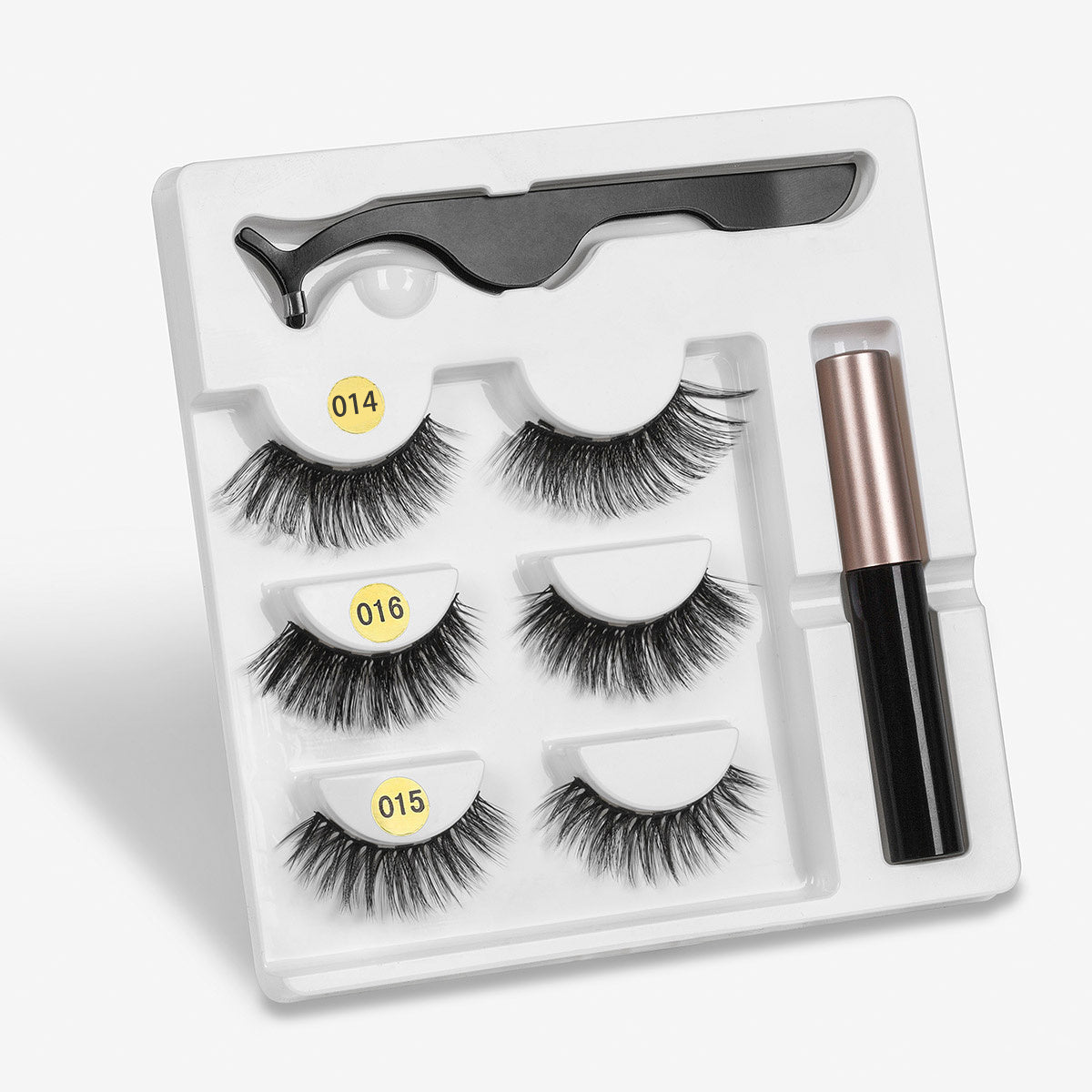 Faux cils avec des aimants à la mode (A Pair Of False Eyelashes With Magnets In Fashion)acc