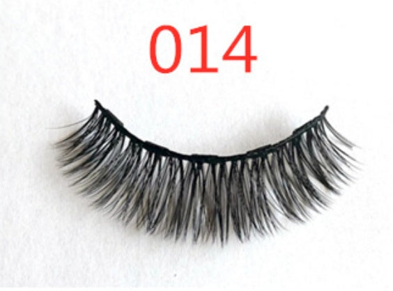 Faux cils avec des aimants à la mode (A Pair Of False Eyelashes With Magnets In Fashion)acc