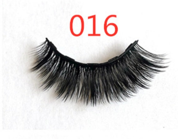 Faux cils avec des aimants à la mode (A Pair Of False Eyelashes With Magnets In Fashion)acc