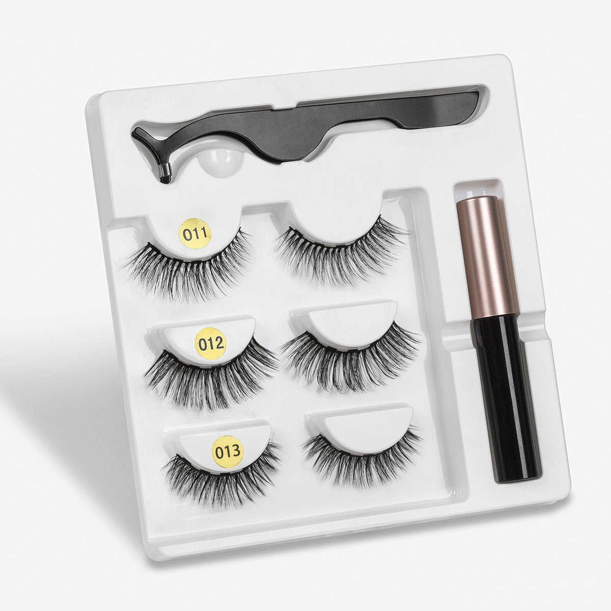 Faux cils avec des aimants à la mode (A Pair Of False Eyelashes With Magnets In Fashion)acc