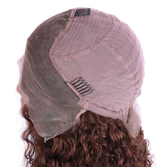 Nos perruques sont confectionnées à partir de véritables cheveux brésiliens, connus pour leur douceur, leur durabilité et leur aspect naturel.