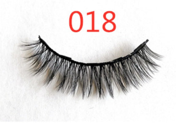 Faux cils avec des aimants à la mode (A Pair Of False Eyelashes With Magnets In Fashion)acc