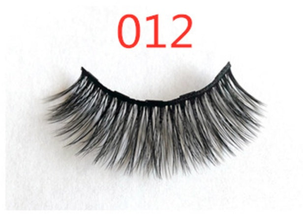 Faux cils avec des aimants à la mode (A Pair Of False Eyelashes With Magnets In Fashion)acc