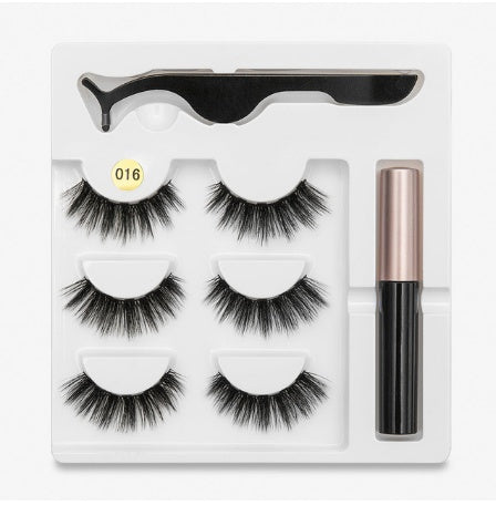 Faux cils avec des aimants à la mode (A Pair Of False Eyelashes With Magnets In Fashion)acc
