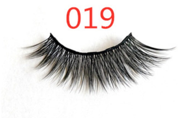 Faux cils avec des aimants à la mode (A Pair Of False Eyelashes With Magnets In Fashion)acc
