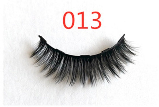 Faux cils avec des aimants à la mode (A Pair Of False Eyelashes With Magnets In Fashion)acc