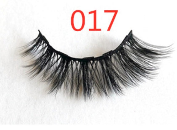 Faux cils avec des aimants à la mode (A Pair Of False Eyelashes With Magnets In Fashion)acc