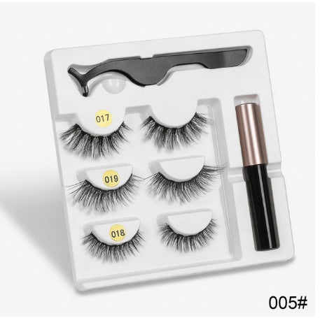 Faux cils avec des aimants à la mode (A Pair Of False Eyelashes With Magnets In Fashion)acc