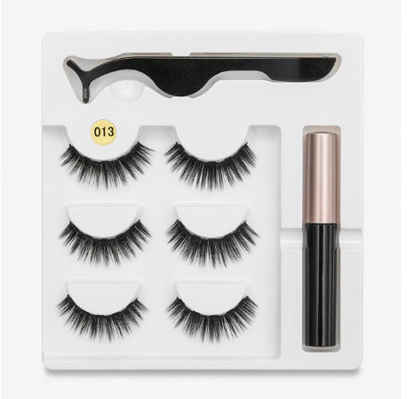 Faux cils avec des aimants à la mode (A Pair Of False Eyelashes With Magnets In Fashion)acc