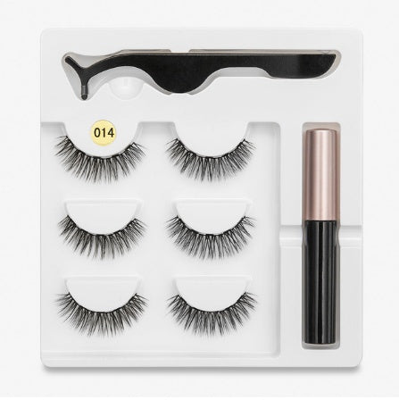 Faux cils avec des aimants à la mode (A Pair Of False Eyelashes With Magnets In Fashion)acc