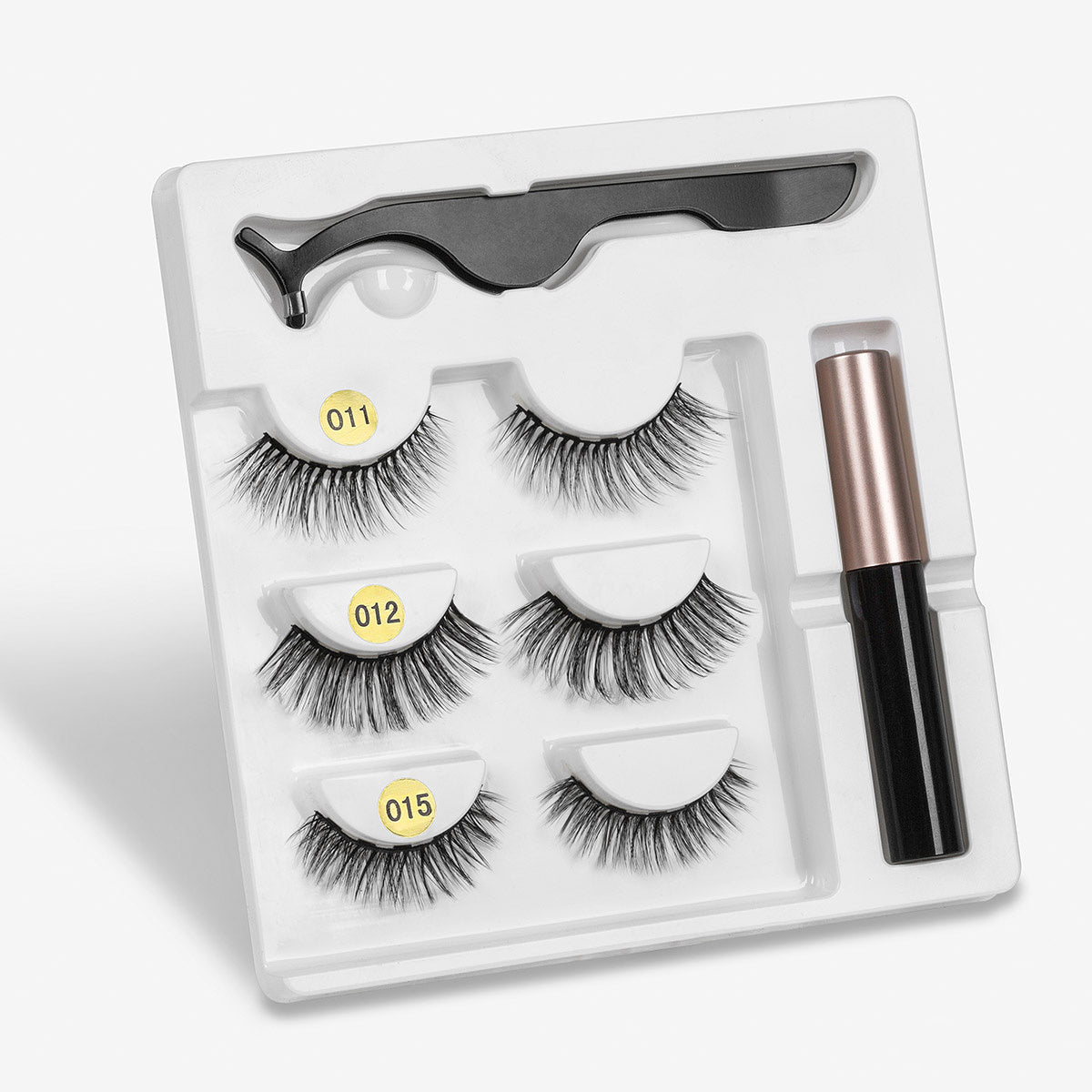 Faux cils avec des aimants à la mode (A Pair Of False Eyelashes With Magnets In Fashion)acc