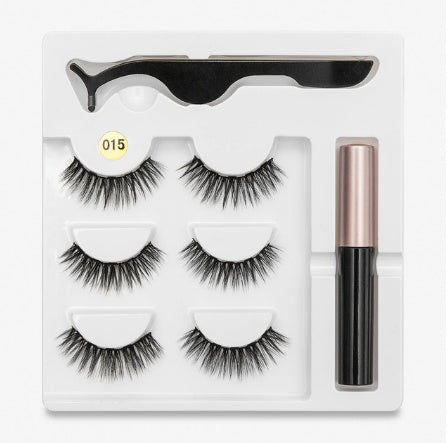 Faux cils avec des aimants à la mode (A Pair Of False Eyelashes With Magnets In Fashion)acc