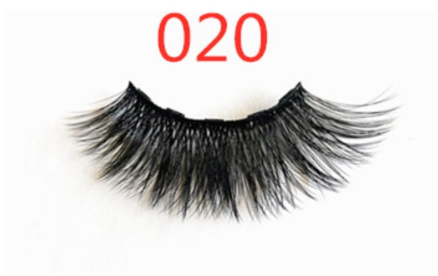 Faux cils avec des aimants à la mode (A Pair Of False Eyelashes With Magnets In Fashion)acc