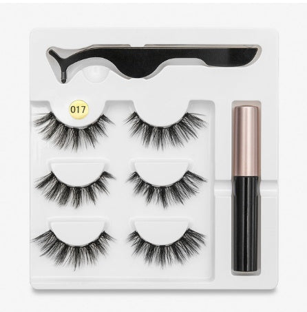 Faux cils avec des aimants à la mode (A Pair Of False Eyelashes With Magnets In Fashion)acc