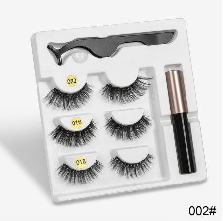 Faux cils avec des aimants à la mode (A Pair Of False Eyelashes With Magnets In Fashion)acc