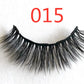 Faux cils avec des aimants à la mode (A Pair Of False Eyelashes With Magnets In Fashion)acc