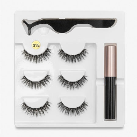 Faux cils avec des aimants à la mode (A Pair Of False Eyelashes With Magnets In Fashion)acc